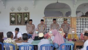 Polres Blitar menghadirkan layanan kepolisian, pemeriksaan kesehatan gratis, sembako murah, dan pembagian sayur gratis melalui program Jumat Keliling di Desa Margomulyo, Kecamatan Panggungrejo, Jumat (16/10/2026).
