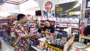 Nofiliya melayani pelanggan di tempat usahanya di Pasar Legi, Kota Blitar.
