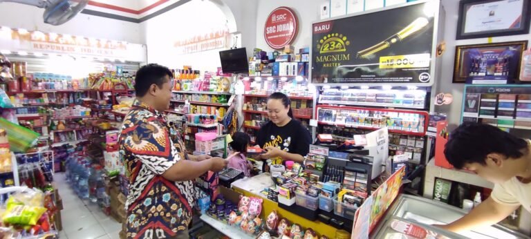 Nofiliya melayani pelanggan di tempat usahanya di Pasar Legi, Kota Blitar.