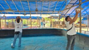 Petugas Polres Blitar Kota bersama Polsek Srengat melakukan pengecekan lokasi yang diduga pernah digunakan sebagai arena sabung ayam di Kelurahan Kauman, Kecamatan Srengat, Kabupaten Blitar.