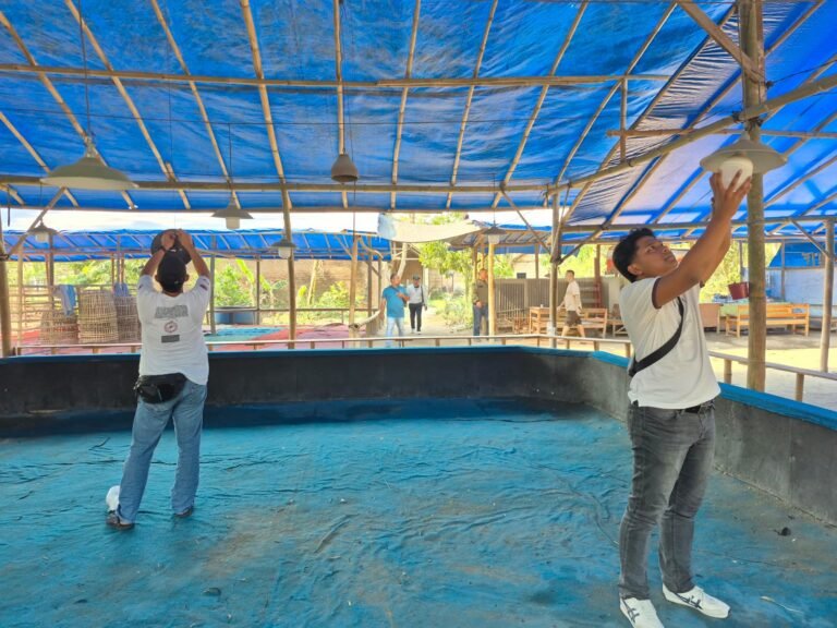 Petugas Polres Blitar Kota bersama Polsek Srengat melakukan pengecekan lokasi yang diduga pernah digunakan sebagai arena sabung ayam di Kelurahan Kauman, Kecamatan Srengat, Kabupaten Blitar.