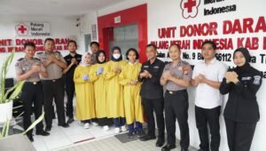Anggota Polres Blitar mengikuti kegiatan donor darah di Kantor PMI Kabupaten Blitar, Selasa (20/10/2026), dalam rangka menyambut HUT ke-75 Humas Polri.