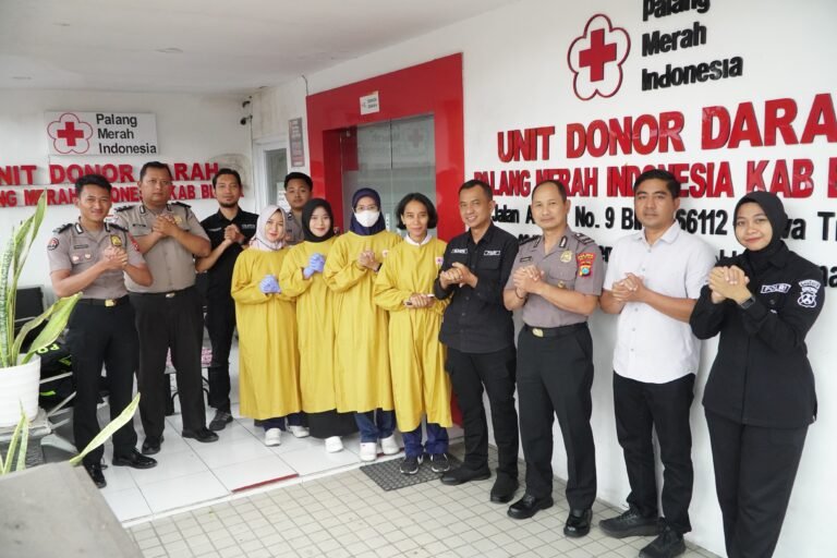 Anggota Polres Blitar mengikuti kegiatan donor darah di Kantor PMI Kabupaten Blitar, Selasa (20/10/2026), dalam rangka menyambut HUT ke-75 Humas Polri.