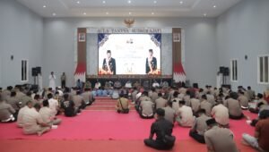 Bupati Blitar Rijanto bersama Kapolres Blitar AKBP Ardhy Zul Hasbih dan jajaran Forkopimda mengikuti doa bersama lintas agama untuk memperingati dua tahun pemerintahan Prabowo-Gibran di Aula Tantya Sudhirajati Polres Blitar, Selasa (20/10/2026).