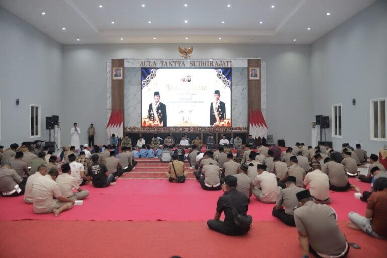 Bupati Blitar Rijanto bersama Kapolres Blitar AKBP Ardhy Zul Hasbih dan jajaran Forkopimda mengikuti doa bersama lintas agama untuk memperingati dua tahun pemerintahan Prabowo-Gibran di Aula Tantya Sudhirajati Polres Blitar, Selasa (20/10/2026).