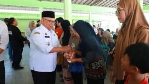 Bupati Blitar Rijanto meninjau pelaksanaan Gerakan Pangan Murah di Desa Gadungan, Kecamatan Gandusari, Rabu (21/10/2026).