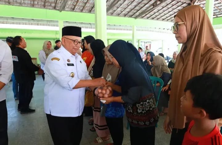 Bupati Blitar Rijanto meninjau pelaksanaan Gerakan Pangan Murah di Desa Gadungan, Kecamatan Gandusari, Rabu (21/10/2026).