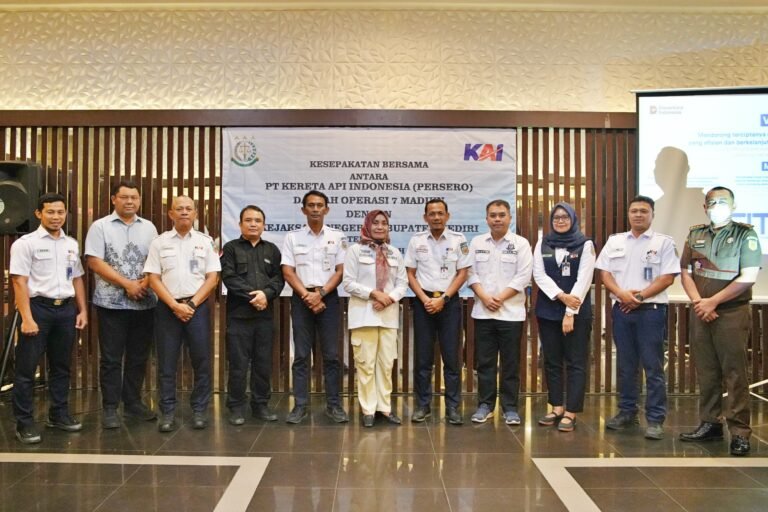 Foto bersama jajaran KAI Daop 7 Madiun dan Kejaksaan Negeri Kabupaten Kediri usai penandatanganan kesepakatan bersama penanganan masalah hukum perdata dan tata usaha negara.
