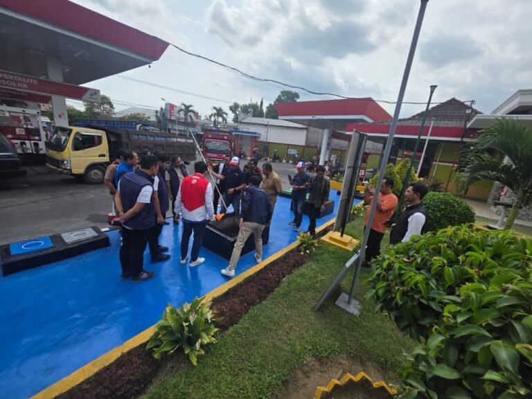 Satreskrim Polres Blitar bersama instansi terkait melakukan pengecekan stok dan distribusi BBM di SPBU Tangkil Pandean dan SPBU Agung, Kelurahan Bence, Rabu (21/10/2026).