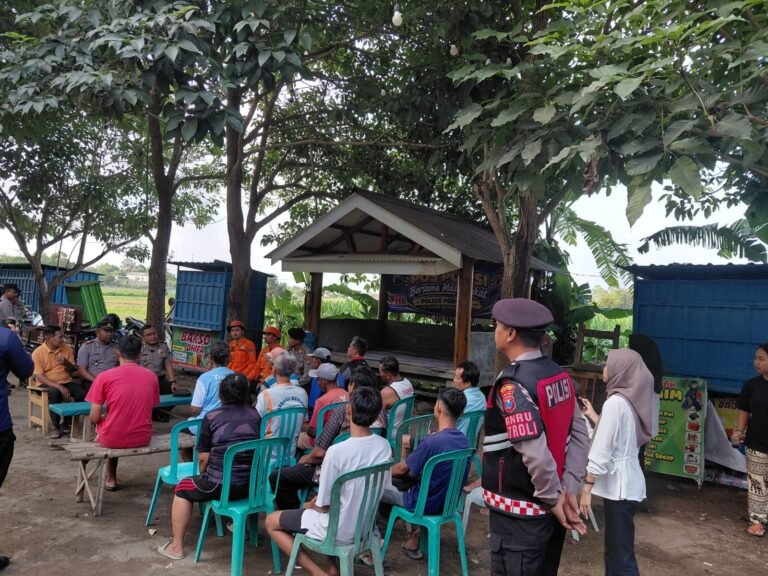 Polres Blitar Kota bersama BPBD melaksanakan patroli, memasang banner imbauan, dan memberikan edukasi kepada masyarakat untuk mencegah kebakaran hutan dan lahan (karhutla), Rabu (21/10/2026).