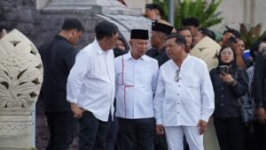 Ketua DPC PDI Perjuangan Kota Blitar, Yudi Meira (kanan), berbincang bersama sejumlah tokoh dalam sebuah kegiatan. Yudi menyampaikan ucapan selamat ulang tahun ke-64 kepada Ketua DPD PDI Perjuangan Jawa Timur, MH Said Abdullah, Kamis (22/10/2026).