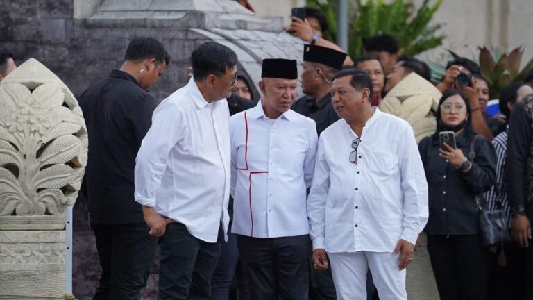Ketua DPC PDI Perjuangan Kota Blitar, Yudi Meira (kanan), berbincang bersama sejumlah tokoh dalam sebuah kegiatan. Yudi menyampaikan ucapan selamat ulang tahun ke-64 kepada Ketua DPD PDI Perjuangan Jawa Timur, MH Said Abdullah, Kamis (22/10/2026).