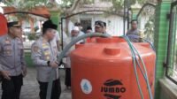 Polres Blitar dan BPBD Kirim Satu Truk Tangki Air Bersih ke Kaligambir