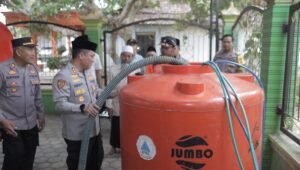 Polres Blitar bersama BPBD menyalurkan bantuan satu truk tangki air bersih dan sembako kepada warga terdampak kekeringan di Desa Kaligambir, Kecamatan Panggungrejo, Kabupaten Blitar, Jumat (23/10/2026).