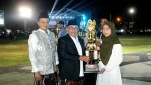 Bupati Blitar Rijanto bersama jajaran pejabat dan penerima penghargaan berfoto bersama usai penyerahan trofi dalam rangkaian peringatan Hari Santri Nasional 2026 di Alun-Alun Kanigoro.