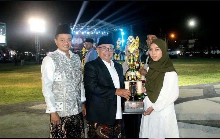 Bupati Blitar Rijanto bersama jajaran pejabat dan penerima penghargaan berfoto bersama usai penyerahan trofi dalam rangkaian peringatan Hari Santri Nasional 2026 di Alun-Alun Kanigoro.