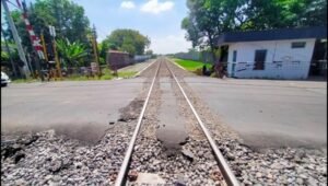 KAI Daop 7 Madiun menjadwalkan perbaikan geometri di tiga perlintasan sebidang di Kabupaten Kediri pada 23–25 Oktober 2026. Pengguna jalan diimbau mengantisipasi perjalanan dan mengikuti arahan petugas.