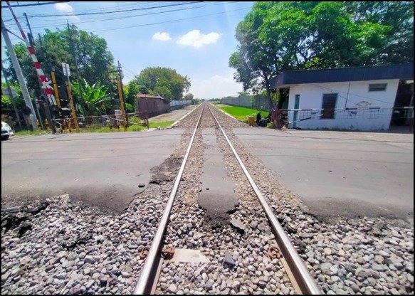 KAI Daop 7 Madiun menjadwalkan perbaikan geometri di tiga perlintasan sebidang di Kabupaten Kediri pada 23–25 Oktober 2026. Pengguna jalan diimbau mengantisipasi perjalanan dan mengikuti arahan petugas.