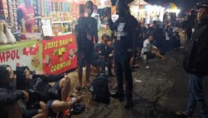Petugas Polsek Doko mengamankan barang bukti minuman keras dalam operasi cipta kondisi menjelang dan selama pelaksanaan Doko Karnival 2026, Sabtu (24/10/2026).