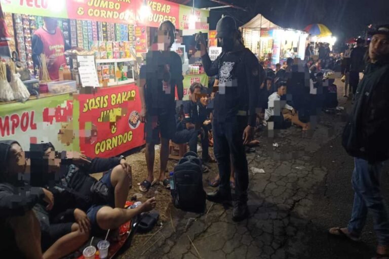 Petugas Polsek Doko mengamankan barang bukti minuman keras dalam operasi cipta kondisi menjelang dan selama pelaksanaan Doko Karnival 2026, Sabtu (24/10/2026).