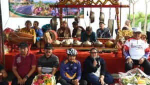 Anggota Fraksi PDI Perjuangan DPRD Jawa Timur, Erma Susanti, menghadiri syukuran perbaikan jalan bersama warga di Dusun Kuwut, Desa Kemloko, Kecamatan Nglegok, Kabupaten Blitar, Sabtu (24/10/2026).