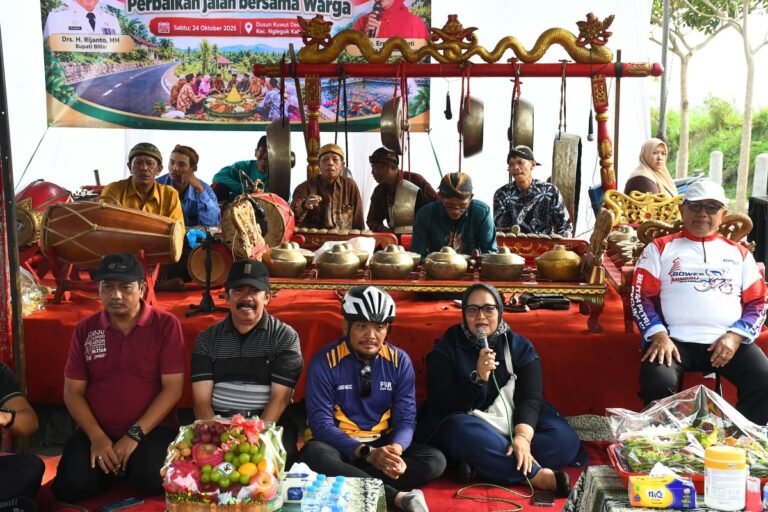 Anggota Fraksi PDI Perjuangan DPRD Jawa Timur, Erma Susanti, menghadiri syukuran perbaikan jalan bersama warga di Dusun Kuwut, Desa Kemloko, Kecamatan Nglegok, Kabupaten Blitar, Sabtu (24/10/2026).