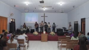 Kapolres Blitar AKBP Ardhy Zul Hasbih Nasution saat mengikuti kegiatan Minggu Kasih di Gereja GKIN Siloam Gaprang, Kecamatan Kanigoro, Kabupaten Blitar, Minggu (25/10/2026).