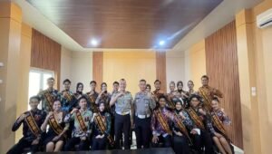 Personel Unit Kamsel Satlantas Polres Blitar memberikan edukasi keselamatan berlalu lintas kepada peserta Pemilihan Duta Pemuda Kabupaten Blitar 2026 di Dinas Pemuda dan Olahraga Kabupaten Blitar, Minggu (25/10/2026).