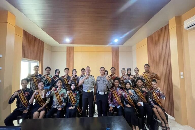 Personel Unit Kamsel Satlantas Polres Blitar memberikan edukasi keselamatan berlalu lintas kepada peserta Pemilihan Duta Pemuda Kabupaten Blitar 2026 di Dinas Pemuda dan Olahraga Kabupaten Blitar, Minggu (25/10/2026).