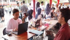 Petugas Kantor Imigrasi Blitar memberikan konsultasi pengurusan paspor kepada warga melalui layanan Pasporia di kawasan CFD Kota Blitar, Minggu (25/10/2026).