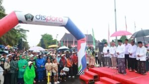 Bupati Blitar Rijanto memberangkatkan ribuan peserta jalan sehat dalam rangka Hari Santri Nasional 2026 di Alun-Alun Kanigoro, Kabupaten Blitar, Minggu (25/10/2026).