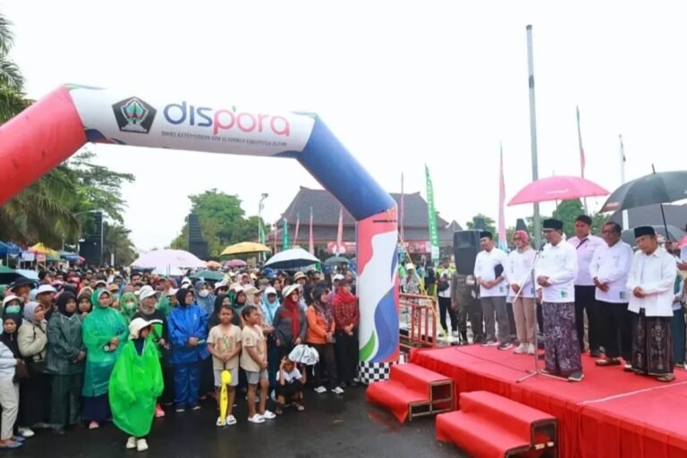 Bupati Blitar Rijanto memberangkatkan ribuan peserta jalan sehat dalam rangka Hari Santri Nasional 2026 di Alun-Alun Kanigoro, Kabupaten Blitar, Minggu (25/10/2026).
