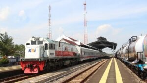 KA Kahuripan terlambat, KAI Daop 7 Madiun, jadwal KA Kahuripan, Stasiun Blitar, gangguan lokomotif kereta api