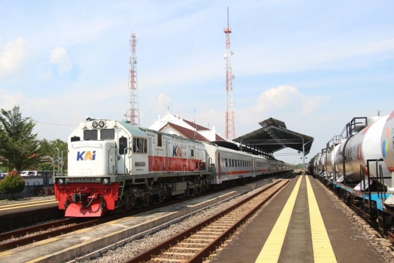 KA Kahuripan terlambat, KAI Daop 7 Madiun, jadwal KA Kahuripan, Stasiun Blitar, gangguan lokomotif kereta api