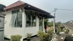 KAI Daop 7 Madiun mengingatkan pengguna jalan agar mematuhi rambu dan palang pintu perlintasan sebidang menyusul tiga insiden yang melibatkan sepeda motor pada 24–26 Oktober 2026.