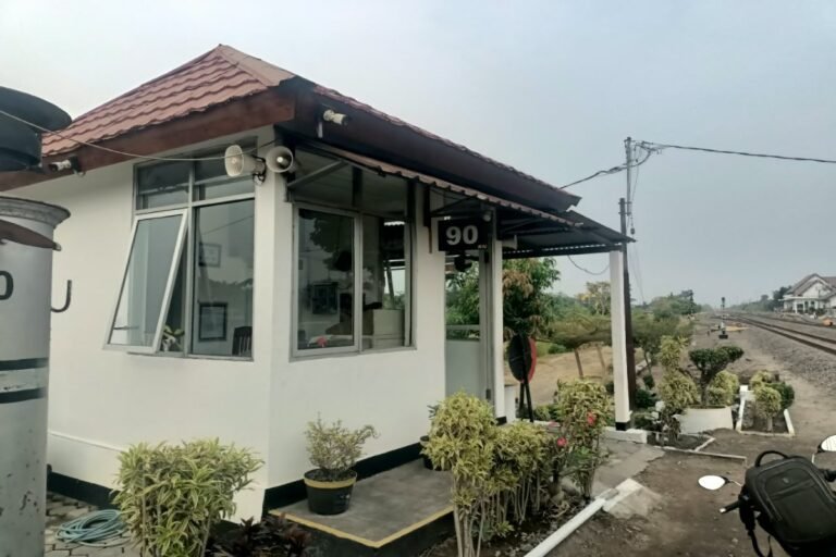 KAI Daop 7 Madiun mengingatkan pengguna jalan agar mematuhi rambu dan palang pintu perlintasan sebidang menyusul tiga insiden yang melibatkan sepeda motor pada 24–26 Oktober 2026.