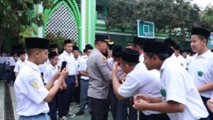 Kapolres Blitar Kota AKBP Kalfaris Triwijaya Lalo memimpin apel pagi di MTs-MA Ma’arif NU Kota Blitar, Senin (26/10/2026), sekaligus memberikan edukasi kepada pelajar tentang pencegahan tawuran, kedisiplinan, dan penggunaan media sosial secara bijak.