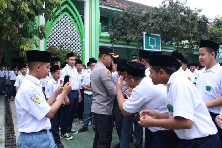 Kapolres Blitar Kota AKBP Kalfaris Triwijaya Lalo memimpin apel pagi di MTs-MA Ma’arif NU Kota Blitar, Senin (26/10/2026), sekaligus memberikan edukasi kepada pelajar tentang pencegahan tawuran, kedisiplinan, dan penggunaan media sosial secara bijak.