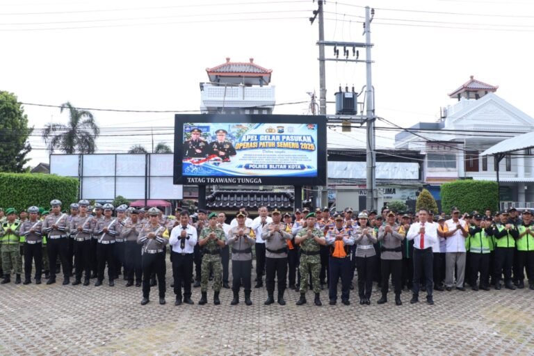 Foto bersama jajaran Polres Blitar Kota dalam pelaksanaan Operasi Patuh Semeru 2026, Senin (26/10/2026).