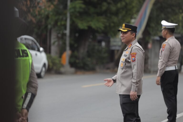 Kapolres Blitar AKBP Ardhy Ardhy Zul Hasbih Nasution memantau pelayanan dan pengaturan lalu lintas di depan SMA 1 Talun, Kabupaten Blitar, Senin (26/10/2026).