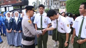Kapolres Blitar Kota AKBP Kalfaris Triwijaya Lalo memimpin apel Satgas Polisi Jogo Sekolah di halaman Mapolres Blitar Kota, 27 Oktober 2026.