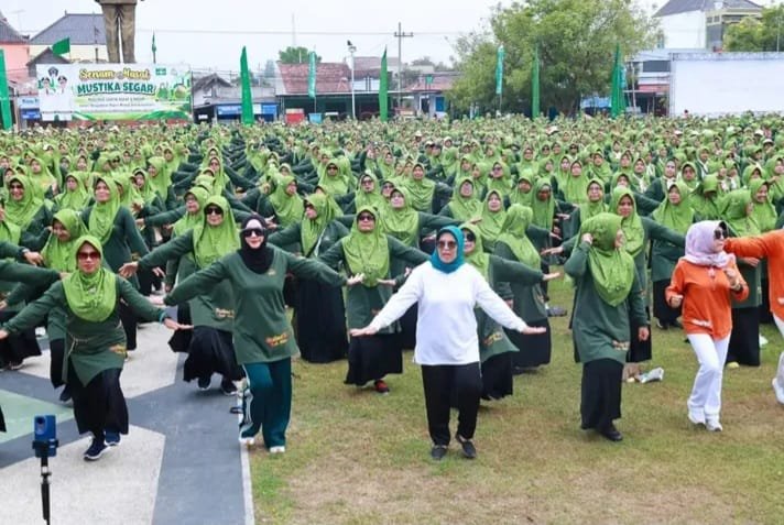 Ribuan anggota Muslimat NU mengikuti Senam Massal Mustika Segar di Alun-Alun Kanigoro, Kabupaten Blitar, dalam rangkaian peringatan Hari Santri Nasional 2026, Selasa (27/10/2026).