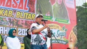 Bupati Blitar Rijanto menghadiri Senam Massal Mustika Segar yang diikuti lebih dari 3.000 anggota Muslimat NU di Alun-Alun Kanigoro, Selasa (27/10/2026), dalam rangka memperingati Hari Santri Nasional 2026.