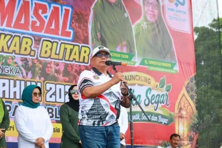 Bupati Blitar Rijanto menghadiri Senam Massal Mustika Segar yang diikuti lebih dari 3.000 anggota Muslimat NU di Alun-Alun Kanigoro, Selasa (27/10/2026), dalam rangka memperingati Hari Santri Nasional 2026.
