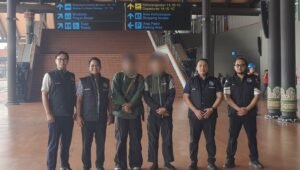 Kantor Imigrasi Blitar mendeportasi dua warga negara Thailand yang terbukti melanggar ketentuan izin tinggal di wilayah Kecamatan Kedungwaru, Kabupaten Tulungagung, Kamis (22/10/2026).