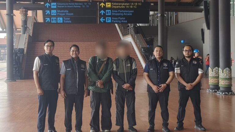 Kantor Imigrasi Blitar mendeportasi dua warga negara Thailand yang terbukti melanggar ketentuan izin tinggal di wilayah Kecamatan Kedungwaru, Kabupaten Tulungagung, Kamis (22/10/2026).
