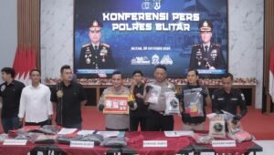 Kapolres Blitar AKBP Ardhy Zul Hasbih Nasution saat menyampaikan pengungkapan lima kasus peredaran narkotika dan obat keras berbahaya dalam konferensi pers di Mapolres Blitar, Rabu (28/10/2026).