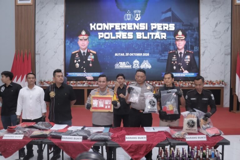 Kapolres Blitar AKBP Ardhy Zul Hasbih Nasution saat menyampaikan pengungkapan lima kasus peredaran narkotika dan obat keras berbahaya dalam konferensi pers di Mapolres Blitar, Rabu (28/10/2026).