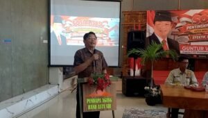 Guntur Wahono saat menyampaikan pandangan terkait pemangkasan Alokasi Dana Desa (ADD) hingga 70 persen dalam pertemuan bersama Persaudaraan Kepala Desa Indonesia (PKDI) Kabupaten Blitar di Srengat, Rabu (28/10/2026).