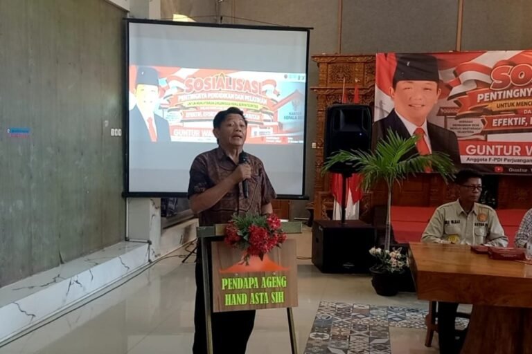 Guntur Wahono saat menyampaikan pandangan terkait pemangkasan Alokasi Dana Desa (ADD) hingga 70 persen dalam pertemuan bersama Persaudaraan Kepala Desa Indonesia (PKDI) Kabupaten Blitar di Srengat, Rabu (28/10/2026).